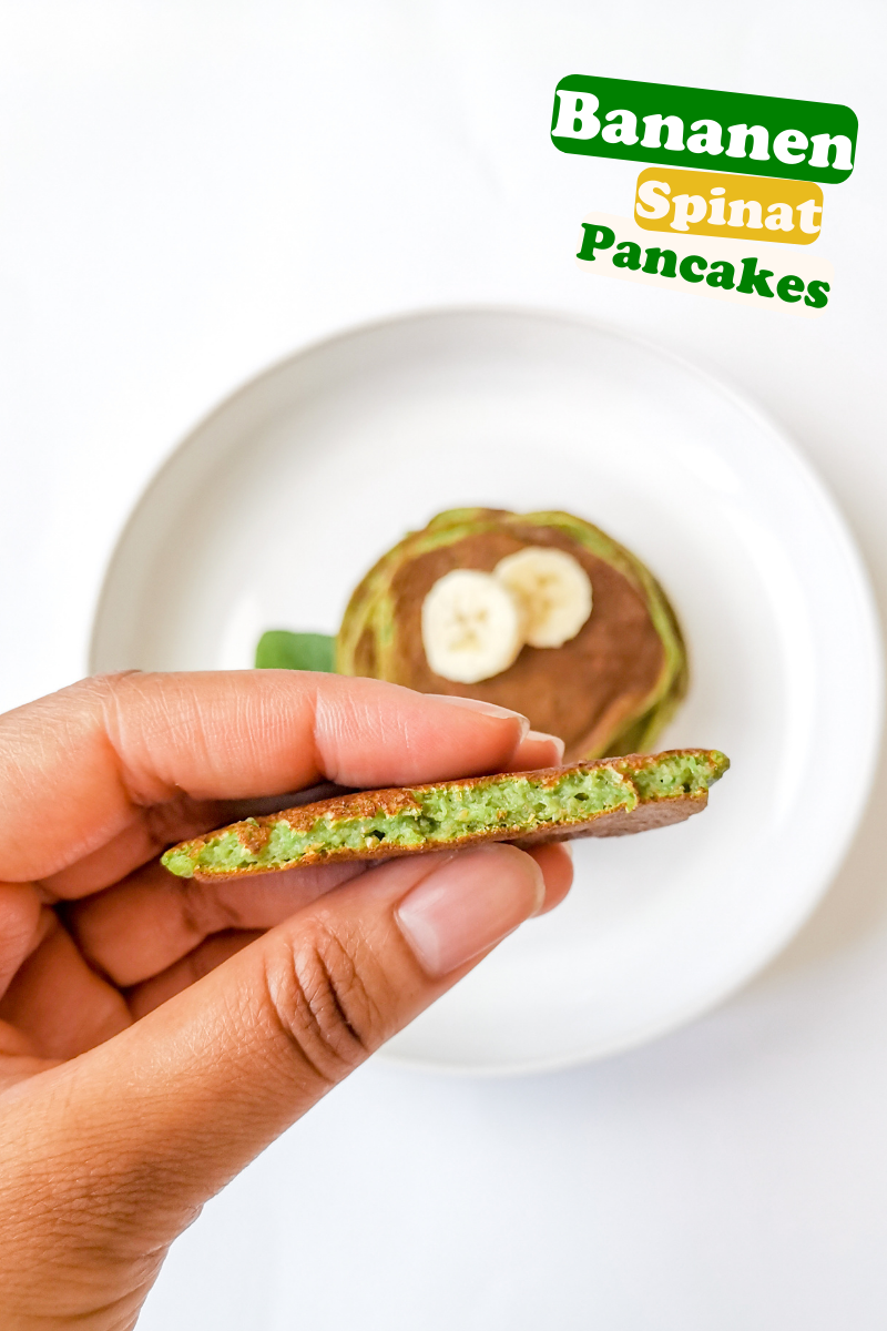 Spinat Bananen Pancakes - Hand Spinat Bananen Pancakes: Nahaufnahme von einem Haufen Pancakes mit Bananen als Deko
